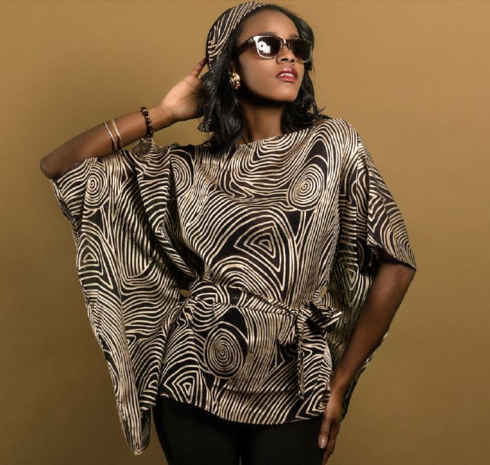 Le haut Safari en soie imprimée couleur noire et or